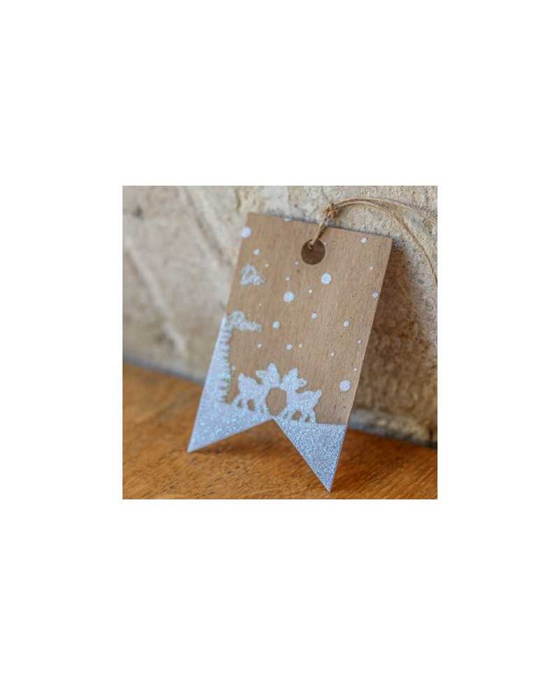 Étiquette en kraft et paillettes blanches décor faons. Étiquette en kraft et paillettes blanches décor faons.
