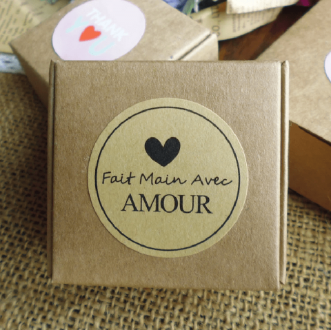 Sticker rond en kraft fait main avec amour.