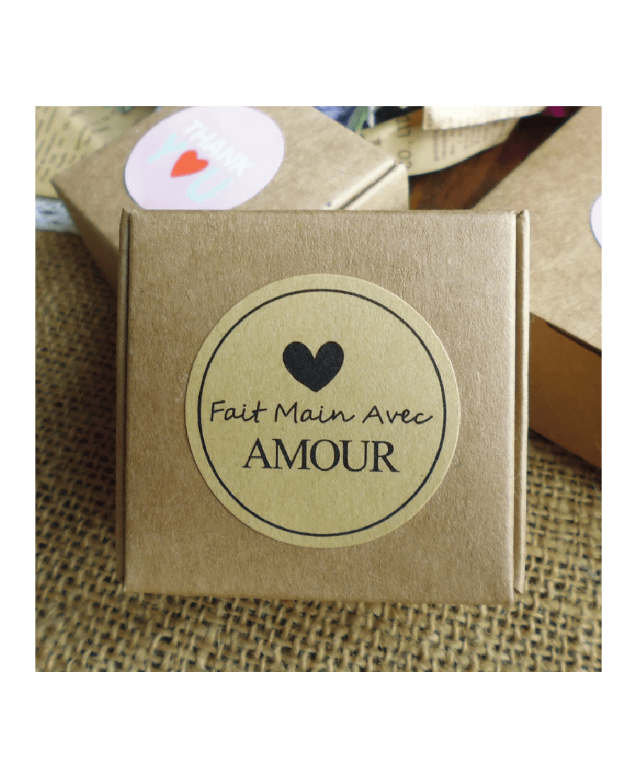 Sticker rond en kraft fait main avec amour. Sticker rond en kraft fait main avec amour.