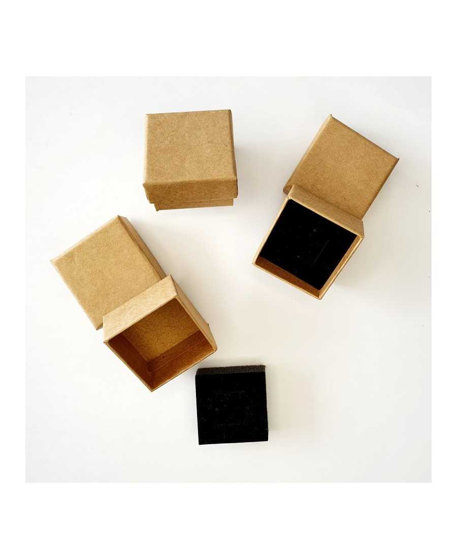 Petite boite carrée en kraft idéale pour présenter boucles d'oreille et bagues.