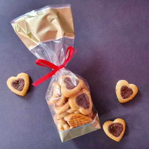 sachet à confiserie garni de petits biscuits en forme de coeur