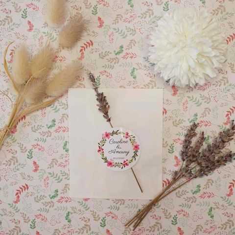Sachet en papier blanc 8 x 11 cm décoré avec un sticker pour cadeau d'invités