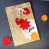 Grand sachet kraft brun décoré avec fleurs en feutrines, napperon dentelle et baker twine