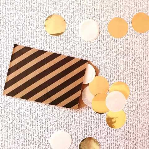 Petit sachet kraft brun décoré de rayures garni de confettis