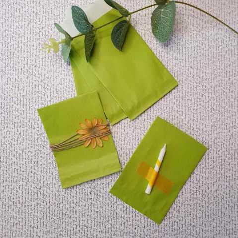 Petit sachet kraft vert vif décoré avec fleur et bougie