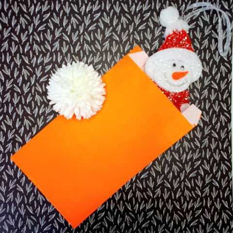 Sachet orange pour emballer une décoration bonhomme de neige