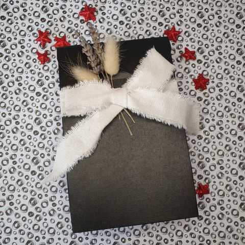 Jolie pochette cadeau noire avec nœud en ruban de lin.