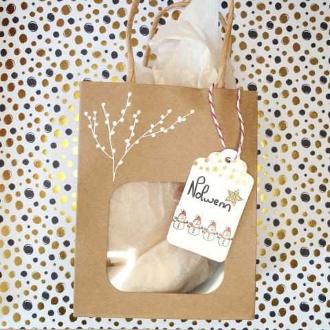 Etiquette blanche pour décorer un sac cadeau DIY