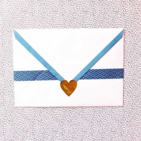Sticker cœur doré pour fermer une enveloppe
