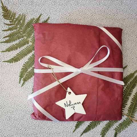 Paquet cadeau avec une étiquette étoile blanche