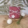 Emballage cadeau papier de soie bordeaux et ruban de satin blanc.