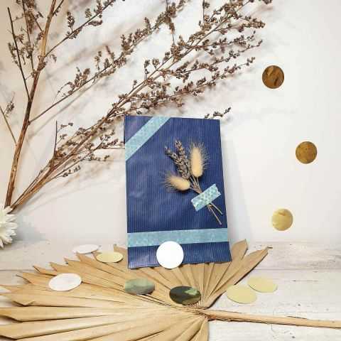 Sachet kraft bleu 12x17 cm décoré avec du masking tape et une branche végétale pour réalisé un emballage cadeau pas cher.