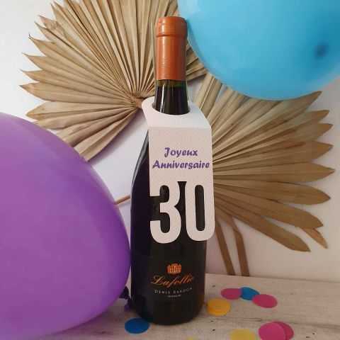 bouteille avec une étiquette présentant une découpe chiffre idéale pour un anniversaire.