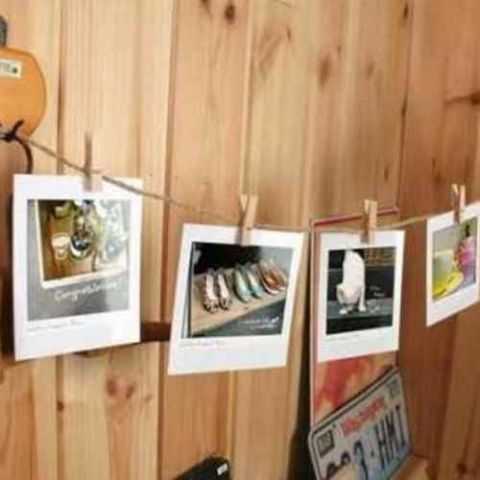 photos accrochées sur une ficelle tendue