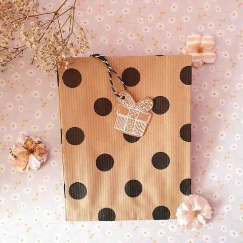 Sachet kraft avec pois présenté avec une étiquette en forme de cadeau.