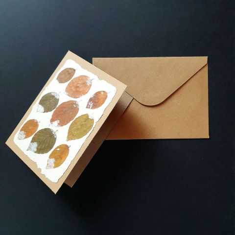 carte artisanale avec inclusions de feuilles de hêtre séchées et son enveloppe.