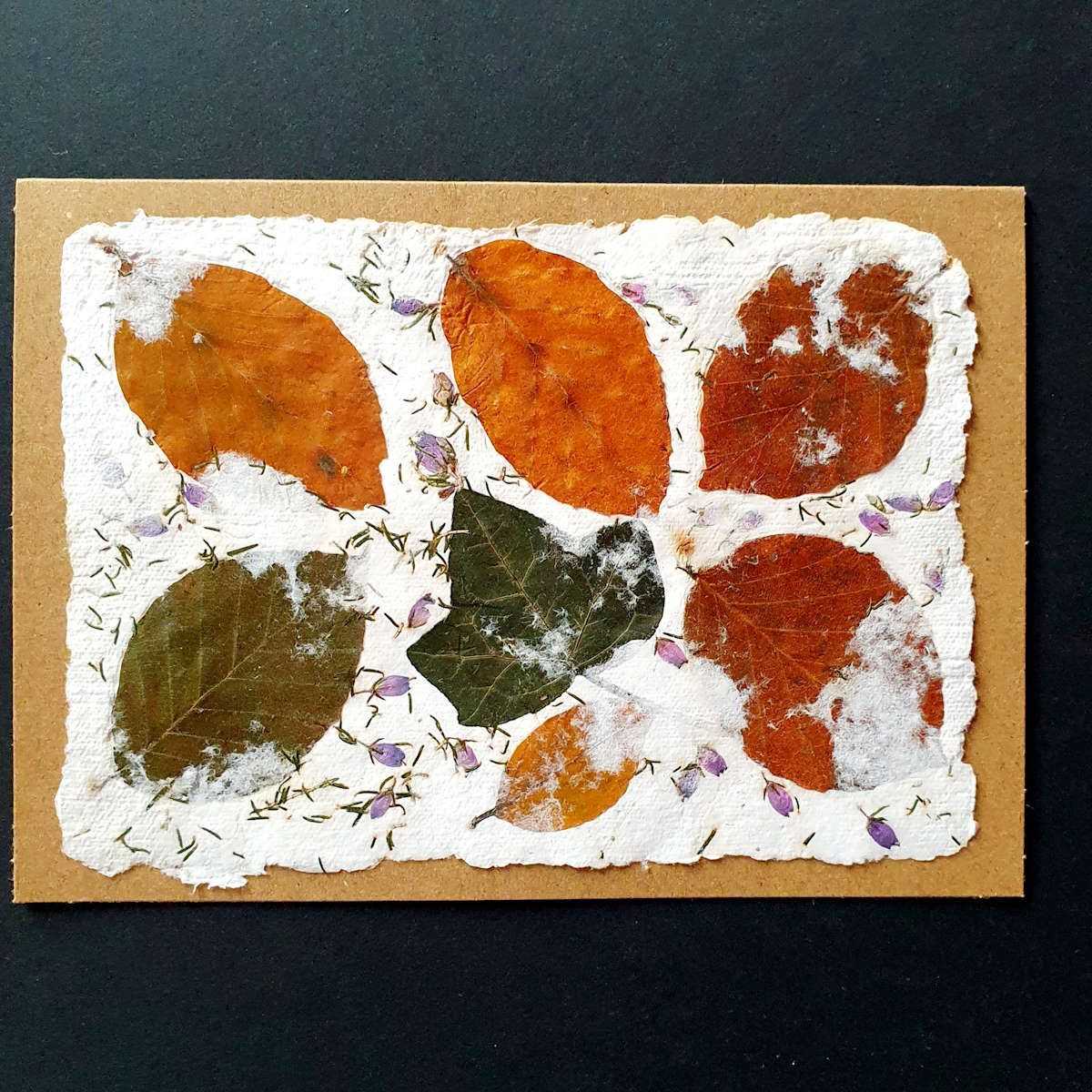 Cartes avec papier artisanal et inclusions de feuilles séchées.