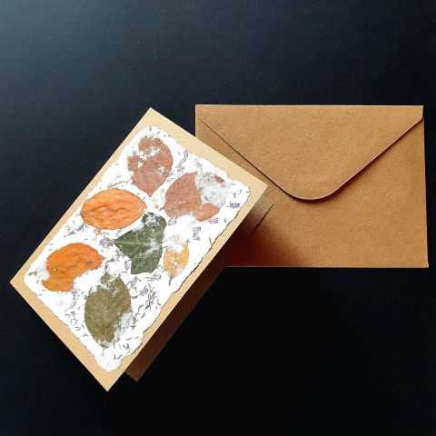 Double carte en kraft avec feuilles séchées aux couleurs automnales.