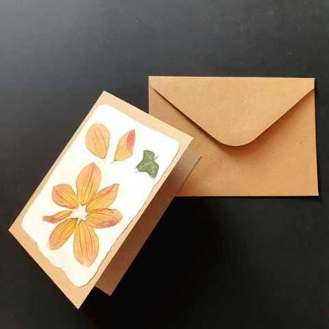 Double carte kraft avec papier artisanal et pétales de tournesol et enveloppe.