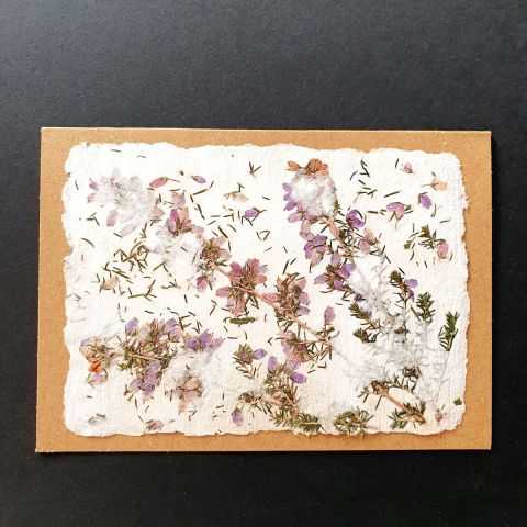 Carte avec papier artisanal et fleurs de Bruyère