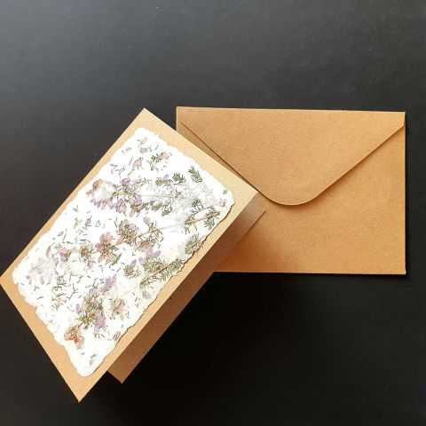 Double carte kraft avec papier artisanal et Bruyère et son enveloppe.