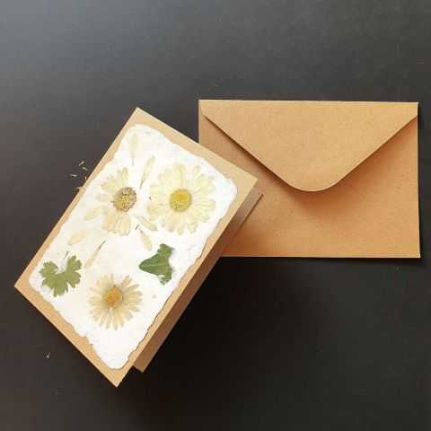 Double carte kraft avec papier artisanal et inclusions florales.