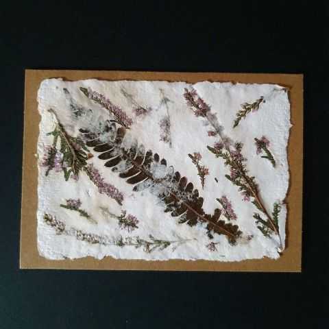 Carte artisanale avec inclusions végétales de fougère et bruyère.