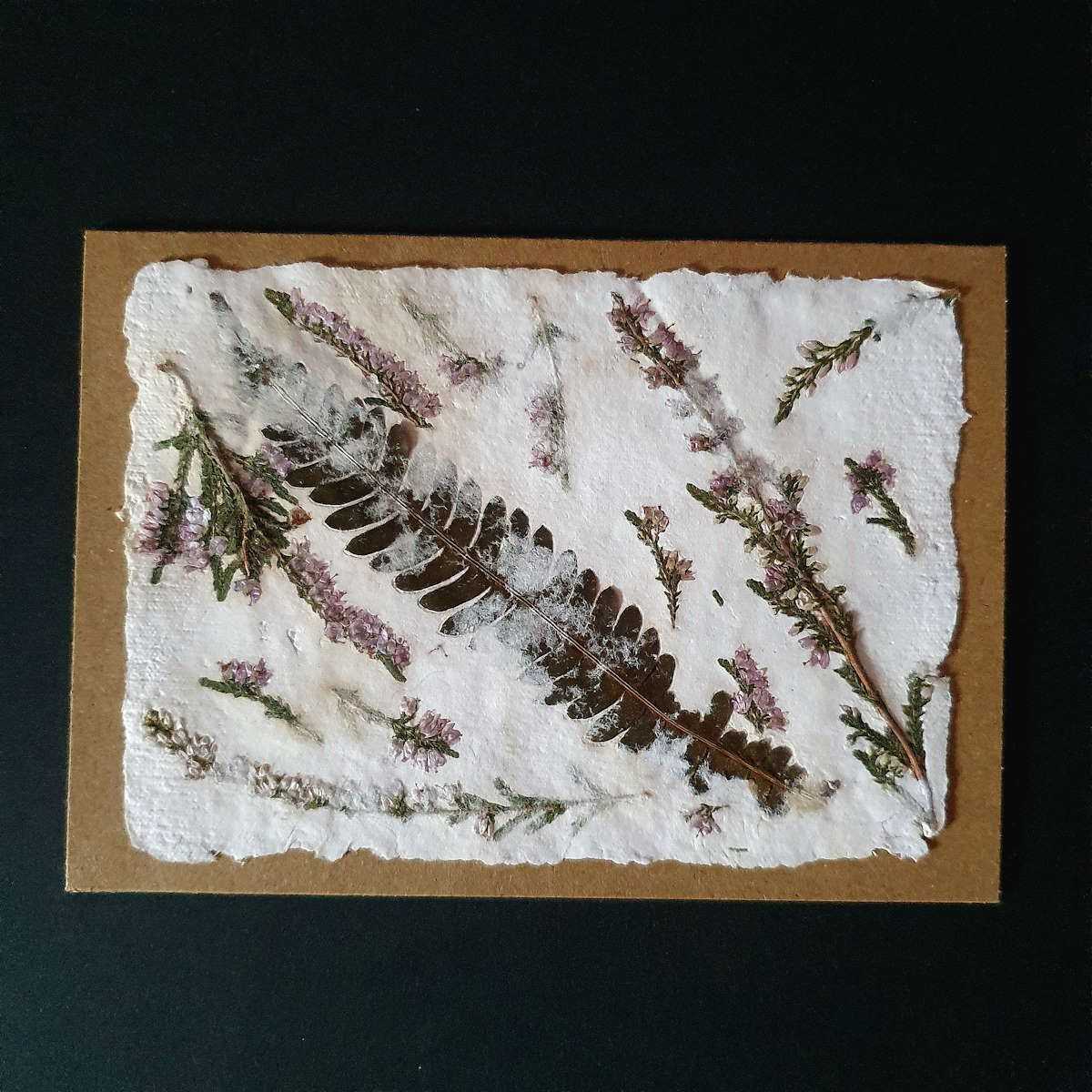 Carte artisanale avec inclusions végétales de fougère et bruyère.