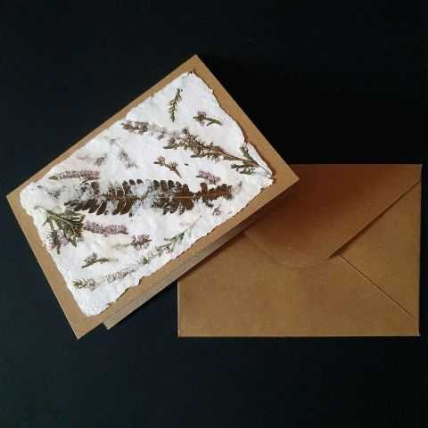 Carte originale unique avec papier artisanal et inclusions florales.