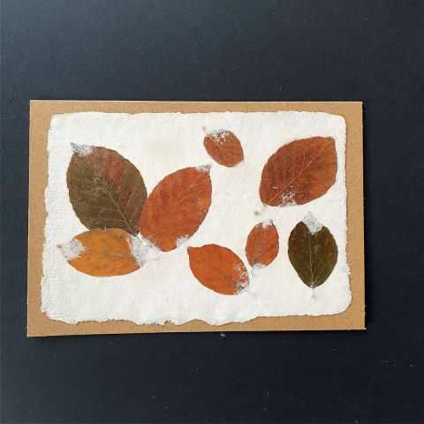 Carte sur papier artisanal avec inclusion de feuilles de hêtre.