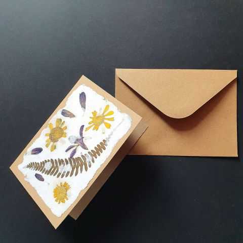 carte en papier artisanal et son enveloppe fleurs jaunes et violet