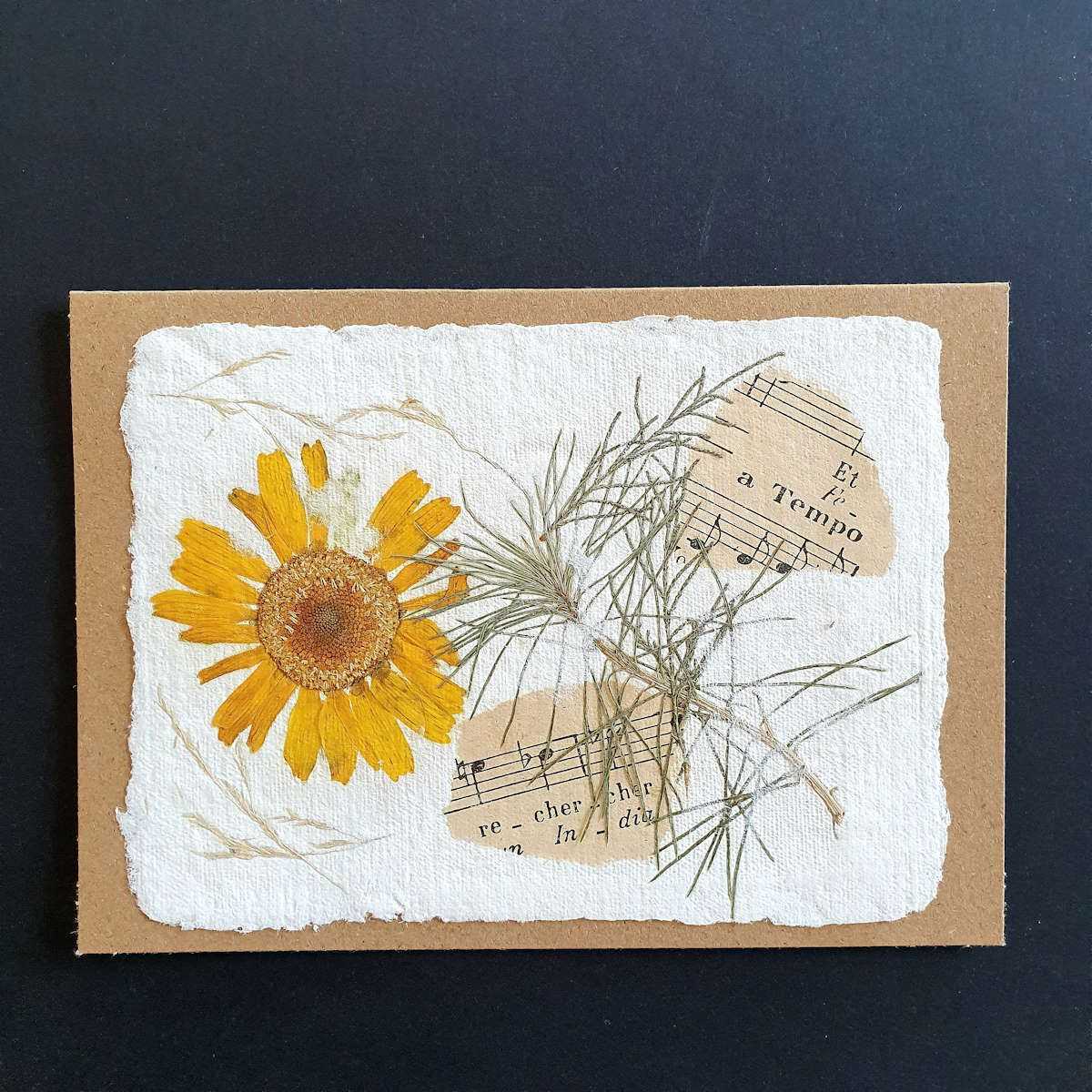 Carte en papier artisanal avec fleur jaune et notes de musique