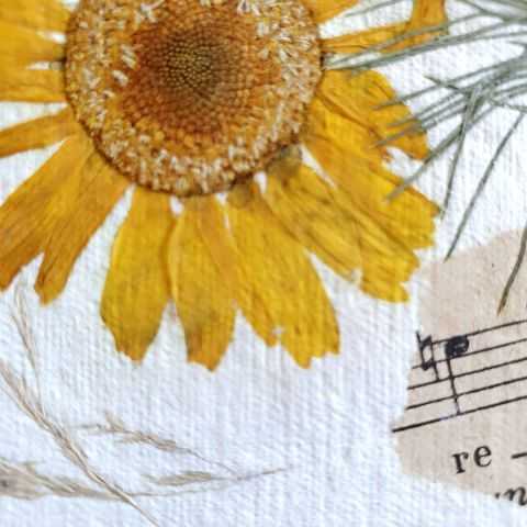 détail fleur jaune dans papier artisanal