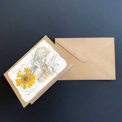 carte kraft papier artisanal et son enveloppe.