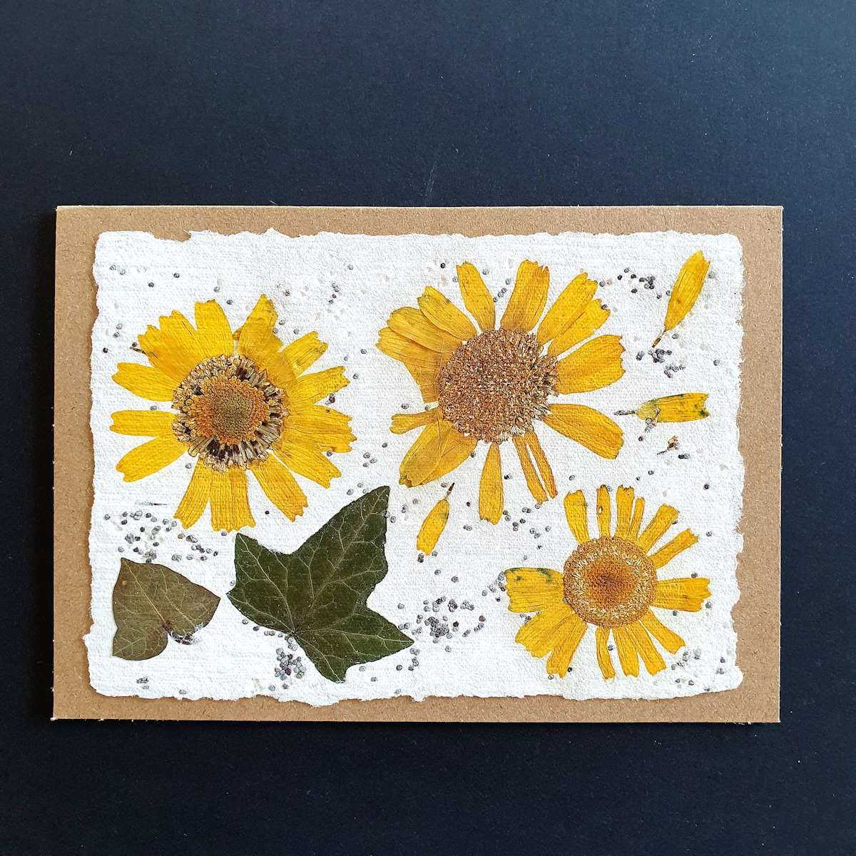 Trois fleurs jaunes et feuille de lierre pour carte sur papier artisanal