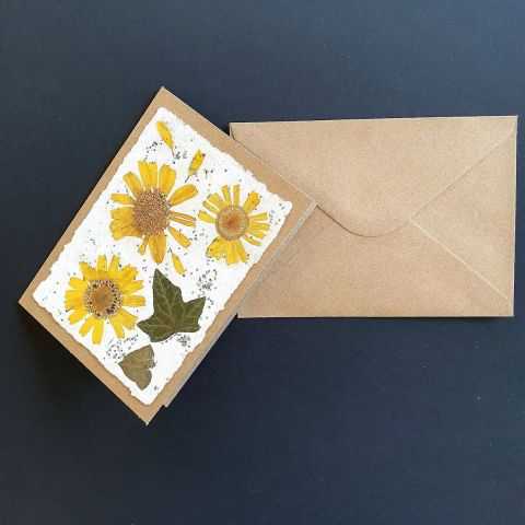 Carte kraft avec papier végétal artisanal, avec son enveloppe, pièce unique.