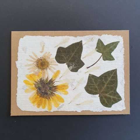 carte artisanale unique kraft et inclusions végétales