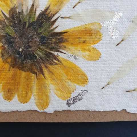 détail du papier artisanal utilisé pour la double carte kraft