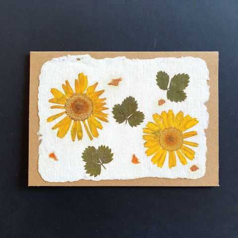 Carte kraft papier artisanal, fleurs jaunes et feuilles de fraisier