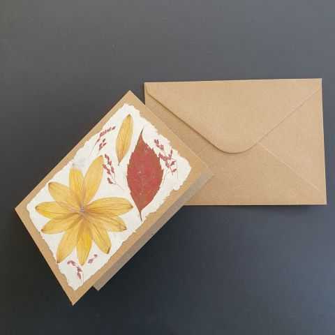 la carte en papier artisanal et son enveloppe