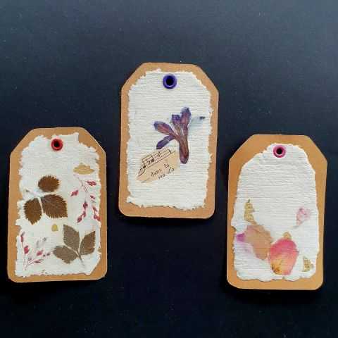 Étiquettes artisanales avec inclusions végétales , lot de 3.