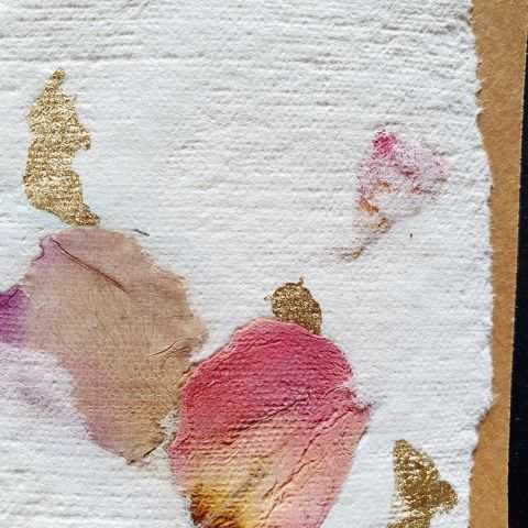 Pétales de rose et éclat doré pour étiquette en papier artisanal.