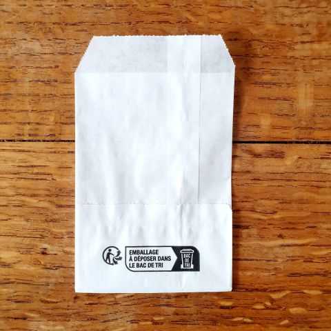 Verso du petit sachet papier blanc avec logo de tri