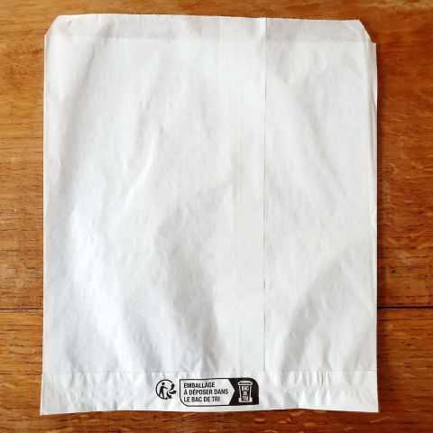 Dos du sachet de papier blanc.