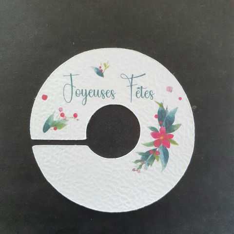 Marque verre avec inscription et décor Joyeuses Fêtes.