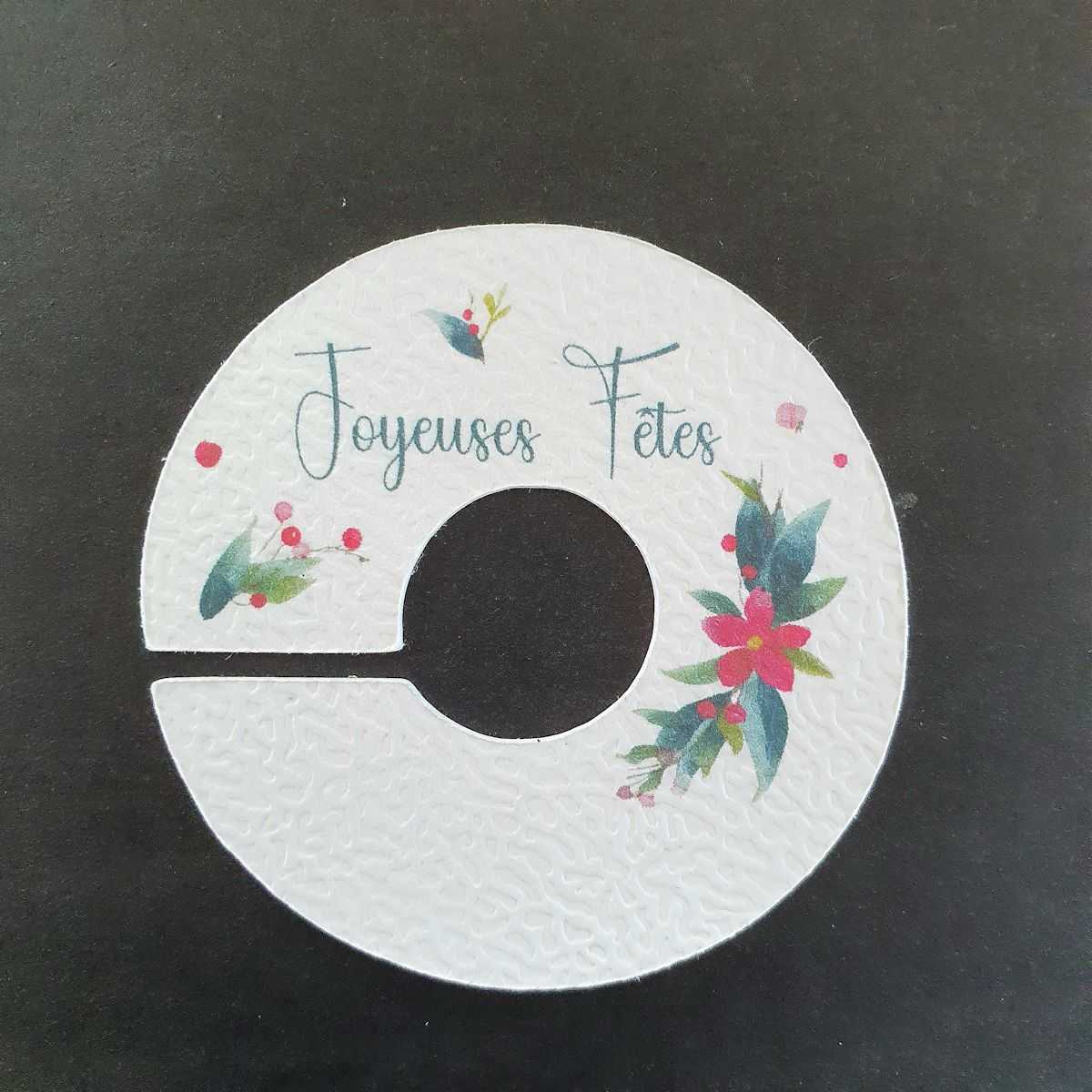 Marque verre avec inscription et décor Joyeuses Fêtes.