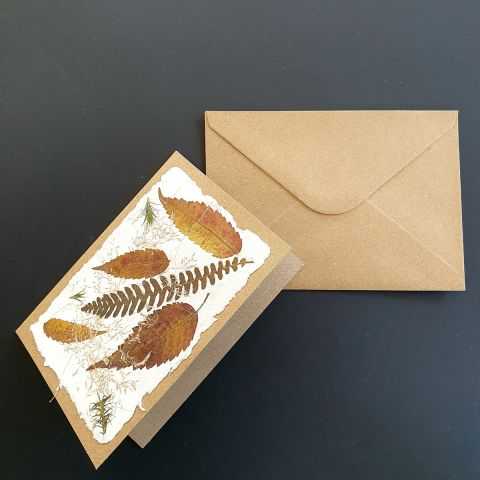 Double carte kraft et son enveloppe assortie.