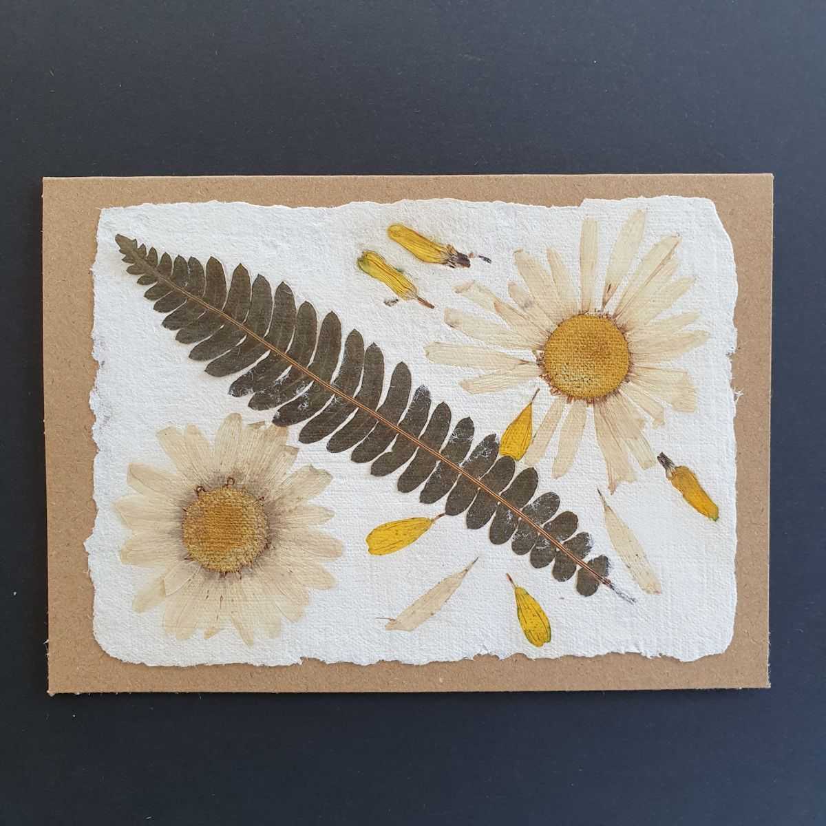 Carte sur papier artisanal avec Fougère et marguerites.