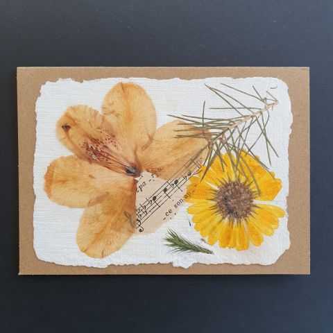 Fleurs de rhododendron et souci sur papier artisanal pour carte.