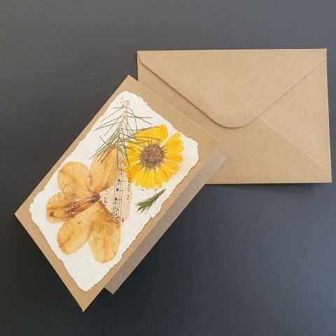 Carte sur papier artisanal avec inclusions florales
